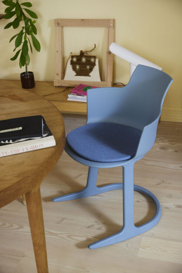 Varier Social Tilt Blue with Firm Cushion